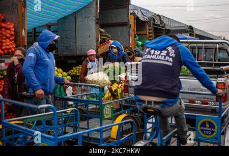 En el Mercado Mayorista de Quito varios trabajadores depachan productos a los primero compradores de la manana. Sur 15 janvier 2021 à Quito, Équateur. (Photo de Rafael Rodriguez/NurPhoto) Banque D'Images