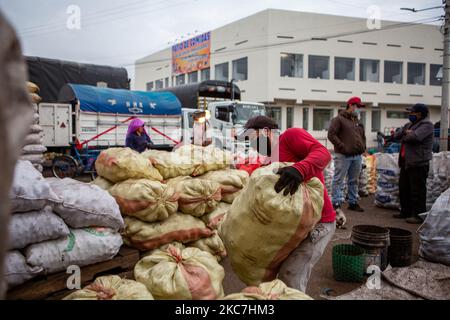 En el Mercado Mayorista de Quito varios trabajadores depachan productos a los primero compradores de la manana. Sur 15 janvier 2021 à Quito, Équateur. (Photo de Rafael Rodriguez/NurPhoto) Banque D'Images