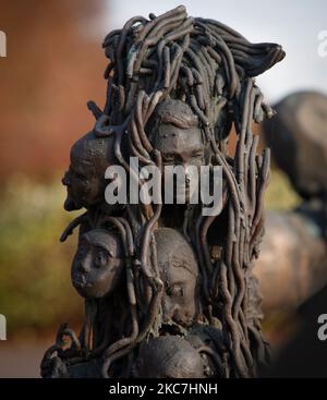 La sculpture « les Burghers de Brodno » est vue dans le Parc de sculptures de Brodno à Varsovie, en Pologne, le 04 novembre 2022. Le Brodno Sculpture Park est un Lon Banque D'Images