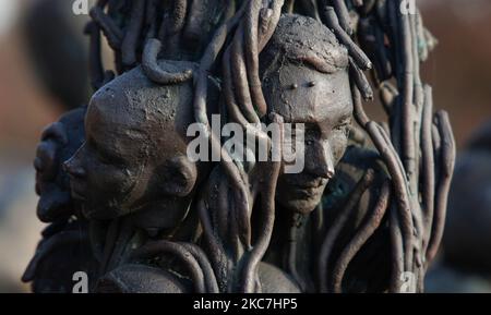 La sculpture « les Burghers de Brodno » est vue dans le Parc de sculptures de Brodno à Varsovie, en Pologne, le 04 novembre 2022. Le Brodno Sculpture Park est un Lon Banque D'Images