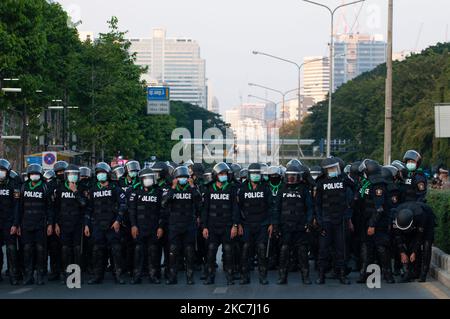 La police anti-émeute garde la ligne pendant la manifestation demandant de libérer les personnes arrêtées à la suite des militants de la réforme de la monarchie, près de l'intersection de Samyan sur 16 janvier 2021 à Bangkok, en Thaïlande. (Photo de Vachira Vachira/NurPhoto) Banque D'Images