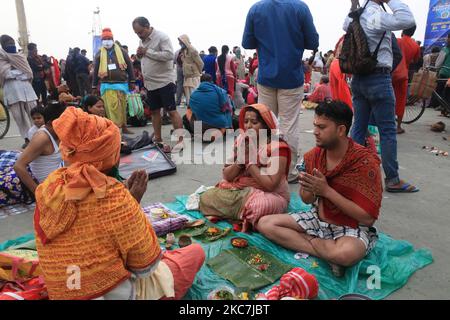Un dévot hindou prie après avoir fait un plongeon Saint dans la baie du Bengale pendant la gégasaguar Mela, à l'île de Sagar, à environ 150 kilomètres au sud de Kolkata sur 14 janvier 2021. (Photo de Debajyoti Chakraborty/NurPhoto) Banque D'Images