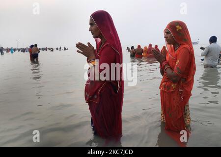 Un dévot hindou prie après avoir fait un plongeon Saint dans la baie du Bengale pendant la gégasaguar Mela, à l'île de Sagar, à environ 150 kilomètres au sud de Kolkata sur 14 janvier 2021. (Photo de Debajyoti Chakraborty/NurPhoto) Banque D'Images