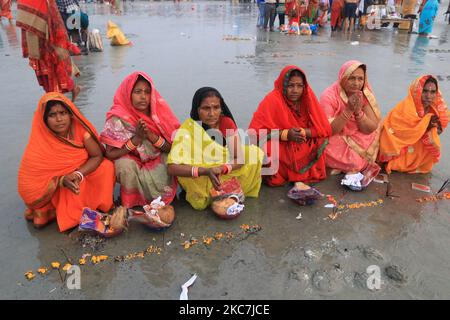 Un dévot hindou prie après avoir fait un plongeon Saint dans la baie du Bengale pendant la gégasaguar Mela, à l'île de Sagar, à environ 150 kilomètres au sud de Kolkata sur 14 janvier 2021. (Photo de Debajyoti Chakraborty/NurPhoto) Banque D'Images