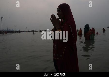 Un dévot hindou prie après avoir fait un plongeon Saint dans la baie du Bengale pendant la gégasaguar Mela, à l'île de Sagar, à environ 150 kilomètres au sud de Kolkata sur 14 janvier 2021. (Photo de Debajyoti Chakraborty/NurPhoto) Banque D'Images