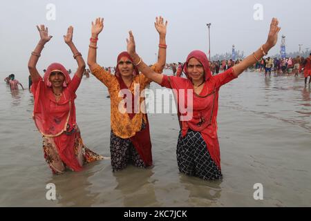 Un dévot hindou prie après avoir fait un plongeon Saint dans la baie du Bengale pendant la gégasaguar Mela, à l'île de Sagar, à environ 150 kilomètres au sud de Kolkata sur 14 janvier 2021. (Photo de Debajyoti Chakraborty/NurPhoto) Banque D'Images