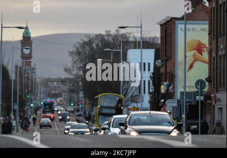 Un trafic intense sur Rathmines Road à Dublin pendant le confinement de Covid-19 au niveau 5. Le samedi 16 janvier 2021, à Dublin, Irlande. (Photo par Artur Widak/NurPhoto) Banque D'Images