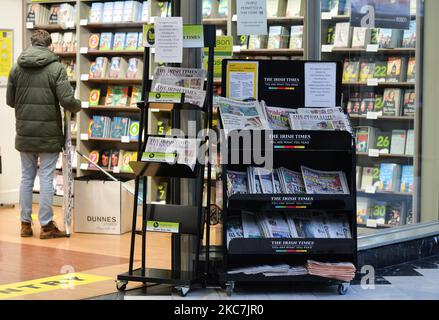 Un stand avec des journaux quotidiens vus à l'entrée d'une librairie dans le centre commercial Stephen's Green pendant le confinement de niveau 5 Covid-19. Le samedi 16 janvier 2021, à Dublin, Irlande. (Photo par Artur Widak/NurPhoto) Banque D'Images