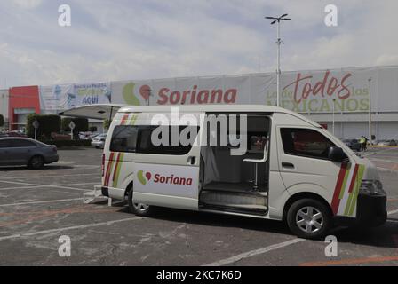 Réalisation rapide de tests COVID-19 à l'intérieur d'une fourgonnette dans le parking d'un magasin libre-service Soriana à Mexico. Actuellement, l'occupation hospitalière des patients COVID-19 à Mexico pendant l'urgence sanitaire et la lumière rouge épidémiologique est de 91%. La suspension de toutes les activités non essentielles se poursuivra jusqu'à 18 janvier 2021. (Photo de Gerardo Vieyra/NurPhoto) Banque D'Images