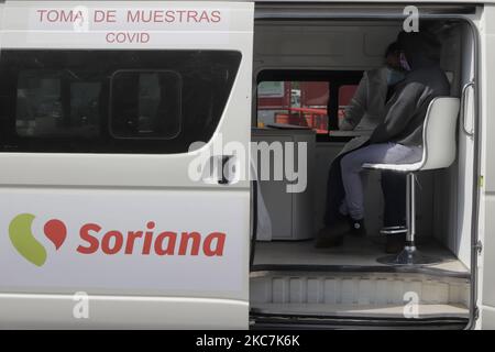 Réalisation rapide de tests COVID-19 à l'intérieur d'une fourgonnette dans le parking d'un magasin libre-service Soriana à Mexico. Actuellement, l'occupation hospitalière des patients COVID-19 à Mexico pendant l'urgence sanitaire et la lumière rouge épidémiologique est de 91%. La suspension de toutes les activités non essentielles se poursuivra jusqu'à 18 janvier 2021. (Photo de Gerardo Vieyra/NurPhoto) Banque D'Images