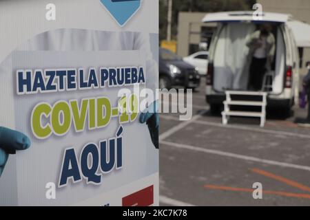 Réalisation rapide de tests COVID-19 à l'intérieur d'une fourgonnette dans le parking d'un magasin libre-service Soriana à Mexico. Actuellement, l'occupation hospitalière des patients COVID-19 à Mexico pendant l'urgence sanitaire et la lumière rouge épidémiologique est de 91%. La suspension de toutes les activités non essentielles se poursuivra jusqu'à 18 janvier 2021. (Photo de Gerardo Vieyra/NurPhoto) Banque D'Images