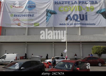 Publicité des tests rapides COVID-19 à l'intérieur du parking d'un magasin libre-service Soriana à Mexico. Actuellement, l'occupation hospitalière des patients COVID-19 à Mexico pendant l'urgence sanitaire et la lumière rouge épidémiologique est de 91%. La suspension de toutes les activités non essentielles se poursuivra jusqu'à 18 janvier 2021. (Photo de Gerardo Vieyra/NurPhoto) Banque D'Images