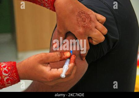 Jaipur:A medic administre la première dose du vaccin Covishield à un travailleur de première ligne, après le lancement virtuel de la campagne de vaccination COVID-19 par le Premier ministre Narendra Modi, à l'hôpital Manipal de Jaipur, Rajasthan, Inde, le samedi 16 janvier 2021. (Photo de Vishal Bhatnagar/NurPhoto) Banque D'Images