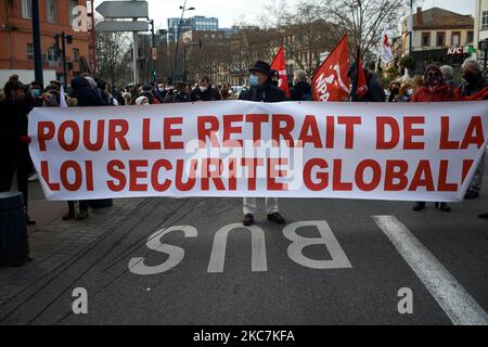 La bannière indique « pour le retrait de la loi mondiale sur la sécurité ». Des milliers de manifestants ont de nouveau manifesté contre le projet de loi sur la sécurité mondiale promu par le président français Macron et sa majorité. Culture des gens et des ravers ont rejoint la manifestation car les organisateurs d'une fête rave risquent jusqu'à 10 ans de prison pour avoir organisé une fête gratuite pendant la Saint-Sylvestre. Les gens de la culture protestent alors que les théâtres, les cinémas et la salle de concerts sont fermés depuis des mois. Le projet de loi sur la sécurité mondiale interdit à quiconque de photographier ou de filmer des membres de la police s'il n'est pas bafoué : les transgresseurs pourraient être condamnés jusqu'à un an de prison et 45 euros. Banque D'Images