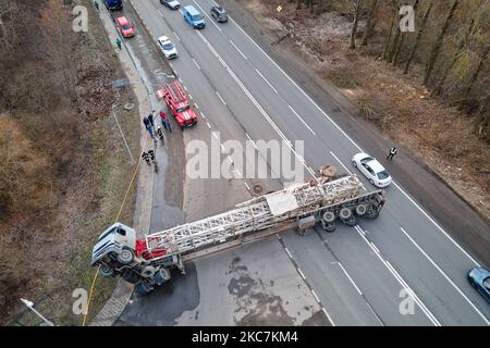 Vue aérienne de l'accident de la route avec chariot renversé bloquant la circulation Banque D'Images