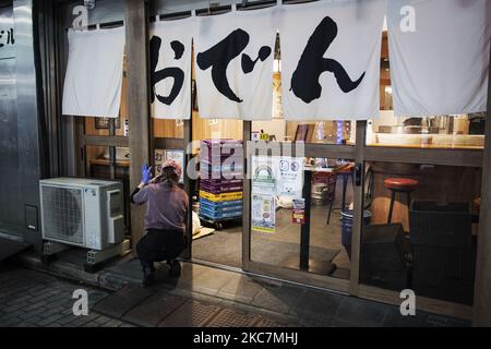 Un personnel de bar japonais se prépare à fermer vers 8 heures dans le quartier de la vie nocturne de Tokyo, au Japon, le 11 janvier 2021. (Photo par Yusuke Harada/NurPhoto) Banque D'Images