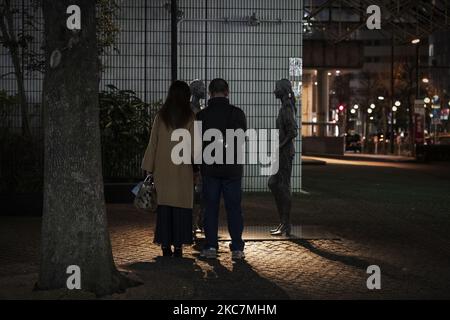 Un couple observe la statue dans le parc déserté de Tokyo, au Japon, le 11 janvier 2021. (Photo par Yusuke Harada/NurPhoto) Banque D'Images