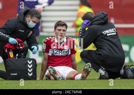 Le 16th janvier 2021, le DAEL Fry de Middlesbrough reçoit un traitement après un choc de têtes lors du match du championnat Sky Bet entre Middlesbrough et Birmingham City au stade Riverside, à Middlesbrough, en Angleterre. (Photo de Trevor Wilkinson/MI News/NurPhoto) Banque D'Images