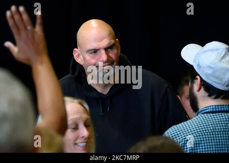 Upper Darby, États-Unis. 04th novembre 2022. Candidat démocratique pour le siège vacant du Sénat américain pour la Pennsylvanie, John Fetterman prend part à une conversation sur les droits en matière de reproduction et l'économie avec la Représentante Mary gay Scanlon lors d'un événement de campagne à Upper Darby, PA, Etats-Unis sur 4 novembre 2022. Fetterman a reçu le soutien d'Oprah Winfrey malgré la relation professionnelle étroite entre Oprah et Fetterman adversaire le candidat républicain Dr. Mehmet Oz. Crédit: OOgImages/Alamy Live News crédit: OOgImages/Alamy Live News Banque D'Images