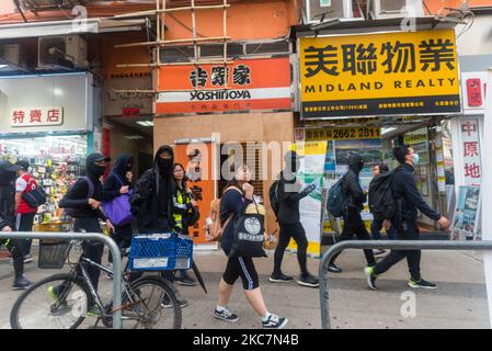 Les manifestants s'échappent dans les rues de Yuen long après avoir détruit les fenêtres d'un restaurant à l'intérieur du centre commercial Yoho. Le 21 décembre 2019 à Hong Kong, Chine. (Photo de Marc Fernandes/NurPhoto) Banque D'Images