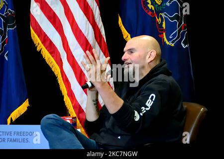 Upper Darby, États-Unis. 04th novembre 2022. Candidat démocratique pour le siège vacant du Sénat américain pour la Pennsylvanie, John Fetterman prend part à une conversation sur les droits en matière de reproduction et l'économie avec la Représentante Mary gay Scanlon lors d'un événement de campagne à Upper Darby, PA, Etats-Unis sur 4 novembre 2022. Fetterman a reçu le soutien d'Oprah Winfrey malgré la relation professionnelle étroite entre Oprah et Fetterman adversaire le candidat républicain Dr. Mehmet Oz. Crédit: OOgImages/Alamy Live News crédit: OOgImages/Alamy Live News Banque D'Images