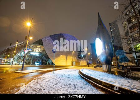 De Blob pendant la chute de neige, un bâtiment conçu par l'architecte italien Massimiliano Fuksas, la photographie de nuit longue exposition des images de neige couvertes et illuminées par les lumières de la ville centre d'Eindhoven après la chute de neige. La vie quotidienne aux pays-Bas avec la première chute de neige de l'année couvrant presque tout le temps froid montre la température inférieure à zéro. L'état froid avec la neige et la glace a changé rapidement selon les prévisions, l'état de gel ne durera pas plus d'une journée. Eindhoven, pays-Bas sur 16 janvier 2020 (photo de Nicolas Economou/NurPhoto) Banque D'Images