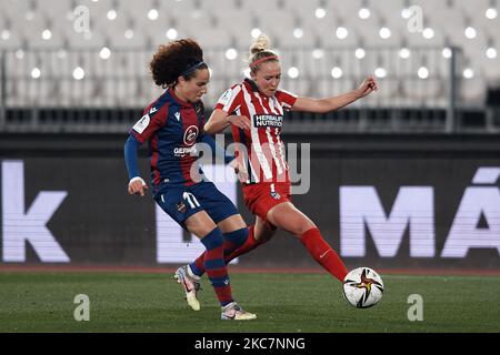 Turid Knaak d'Atletico et Alharilla de Levante lors du Supercopa de Espana Femenina finale match entre le Club Atletico de Madrid et Levante UD au Municipal de Los Juegos Mediterraneos sur 16 janvier 2021 à Almeria, Espagne. Les stades sportifs dans toute l'Espagne restent soumis à des restrictions strictes en raison de la pandémie du coronavirus, car les lois de distanciation sociale du gouvernement interdisent aux fans à l'intérieur des lieux, ce qui entraîne le jeu derrière des portes fermées. (Photo de Jose Breton/Pics action/NurPhoto) Banque D'Images