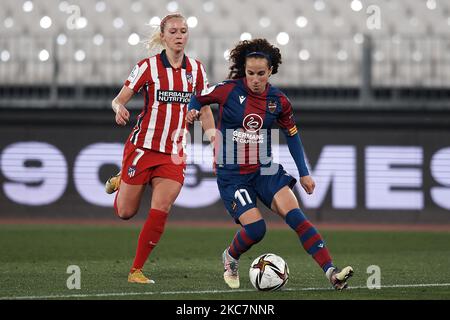 Turid Knaak d'Atletico et Alharilla de Levante lors du Supercopa de Espana Femenina finale match entre le Club Atletico de Madrid et Levante UD au Municipal de Los Juegos Mediterraneos sur 16 janvier 2021 à Almeria, Espagne. Les stades sportifs dans toute l'Espagne restent soumis à des restrictions strictes en raison de la pandémie du coronavirus, car les lois de distanciation sociale du gouvernement interdisent aux fans à l'intérieur des lieux, ce qui entraîne le jeu derrière des portes fermées. (Photo de Jose Breton/Pics action/NurPhoto) Banque D'Images