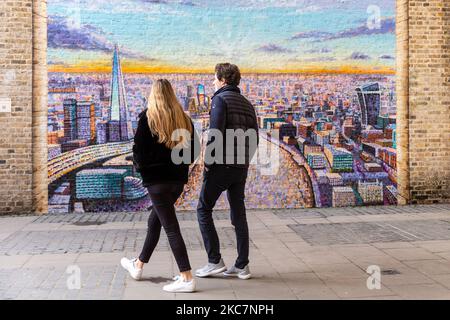 Les passants sont vus marcher dimanche après-midi ensoleillé dans le remblai de Southbank près de la Tamise avec une mosaïque de ville en arrière-plan tandis que le gouvernement britannique a introduit des restrictions strictes sur les coronavirus plus tôt ce mois-ci en raison de l'augmentation marquée du nombre de cas Covid-19 au Royaume-Uni - Londres, L'Angleterre sur 17 janvier 2021. En vertu des nouvelles réglementations, les gens ne sont autorisés à faire de courtes promenades localement dans leur bulle sociale limitée, à titre d'exception pour la politique de séjour à la maison. (Photo par Dominika Zarzycka/NurPhoto) Banque D'Images