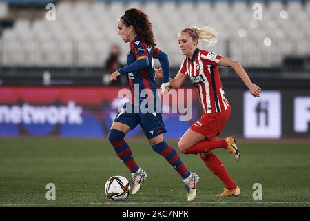 Turid Knaak d'Atletico et Alharilla de Levante lors du Supercopa de Espana Femenina finale match entre le Club Atletico de Madrid et Levante UD au Municipal de Los Juegos Mediterraneos sur 16 janvier 2021 à Almeria, Espagne. Les stades sportifs dans toute l'Espagne restent soumis à des restrictions strictes en raison de la pandémie du coronavirus, car les lois de distanciation sociale du gouvernement interdisent aux fans à l'intérieur des lieux, ce qui entraîne le jeu derrière des portes fermées. (Photo de Jose Breton/Pics action/NurPhoto) Banque D'Images