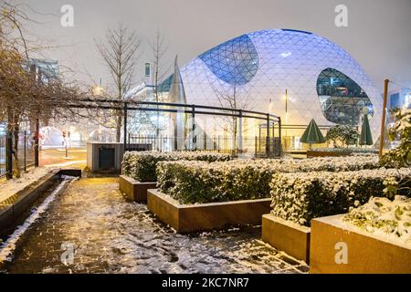 De Blob pendant la chute de neige, un bâtiment conçu par l'architecte italien Massimiliano Fuksas, la photographie de nuit longue exposition des images de neige couvertes et illuminées par les lumières de la ville centre d'Eindhoven après la chute de neige. La vie quotidienne aux pays-Bas avec la première chute de neige de l'année couvrant presque tout le temps froid montre la température inférieure à zéro. L'état froid avec la neige et la glace a changé rapidement selon les prévisions, l'état de gel ne durera pas plus d'une journée. Eindhoven, pays-Bas sur 16 janvier 2020 (photo de Nicolas Economou/NurPhoto) Banque D'Images