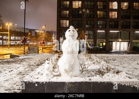 Bonhomme de neige vu pendant la nuit dans le centre-ville d'Eindhoven. Photographie de nuit longue exposition des images enneigées et illuminées avec les lumières de la ville centre d'Eindhoven après la chute de neige. La vie quotidienne aux pays-Bas avec la première chute de neige de l'année couvrant presque tout le temps froid montre la température inférieure à zéro. L'état froid avec la neige et la glace a changé rapidement selon les prévisions, l'état de gel ne durera pas plus d'une journée. Eindhoven, pays-Bas sur 16 janvier 2020 (photo de Nicolas Economou/NurPhoto) Banque D'Images