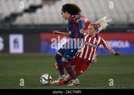 Turid Knaak d'Atletico et Alharilla de Levante lors du Supercopa de Espana Femenina finale match entre le Club Atletico de Madrid et Levante UD au Municipal de Los Juegos Mediterraneos sur 16 janvier 2021 à Almeria, Espagne. Les stades sportifs dans toute l'Espagne restent soumis à des restrictions strictes en raison de la pandémie du coronavirus, car les lois de distanciation sociale du gouvernement interdisent aux fans à l'intérieur des lieux, ce qui entraîne le jeu derrière des portes fermées. (Photo de Jose Breton/Pics action/NurPhoto) Banque D'Images