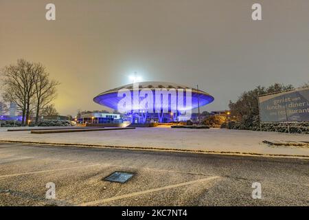 Bâtiment illuminé pendant les chutes de neige appelé Evoluon, un centre de conférence et ancien musée des sciences érigé par la société d'électronique et d'électricité Philips. Photographie de nuit longue exposition des images enneigées et illuminées avec les lumières de la ville centre d'Eindhoven après la chute de neige. La vie quotidienne aux pays-Bas avec la première chute de neige de l'année couvrant presque tout le temps froid montre la température inférieure à zéro. L'état froid avec la neige et la glace a changé rapidement selon les prévisions, l'état de gel ne durera pas plus d'une journée. Eindhoven, pays-Bas sur 16 janvier, Banque D'Images