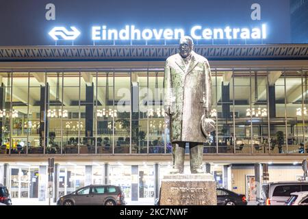 Eindhoven Centraal, la gare centrale de la ville avec l'inscription sur le dessus et la statue de Philips en face du bâtiment vu pendant la chute de neige. Photographie de nuit longue exposition des images enneigées et illuminées avec les lumières de la ville centre d'Eindhoven après la chute de neige. La vie quotidienne aux pays-Bas avec la première chute de neige de l'année couvrant presque tout le temps froid montre la température inférieure à zéro. L'état froid avec la neige et la glace a changé rapidement selon les prévisions, l'état de gel ne durera pas plus d'une journée. Eindhoven, pays-Bas Banque D'Images