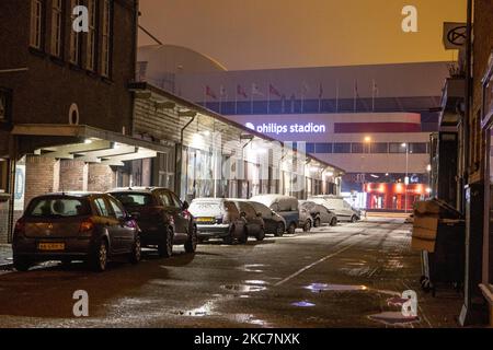 Véhicules enneigés devant le stade PSV Philips Stadion à Eindhoven pendant la nuit. Photographie de nuit longue exposition des images enneigées et illuminées avec les lumières de la ville centre d'Eindhoven après la chute de neige. La vie quotidienne aux pays-Bas avec la première chute de neige de l'année couvrant presque tout le temps froid montre la température inférieure à zéro. L'état froid avec la neige et la glace a changé rapidement selon les prévisions, l'état de gel ne durera pas plus d'une journée. Eindhoven, pays-Bas sur 16 janvier 2020 (photo de Nicolas Economou/NurPhoto) Banque D'Images