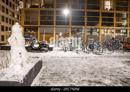 Bonhomme de neige vu pendant la nuit dans le centre-ville d'Eindhoven. Photographie de nuit longue exposition des images enneigées et illuminées avec les lumières de la ville centre d'Eindhoven après la chute de neige. La vie quotidienne aux pays-Bas avec la première chute de neige de l'année couvrant presque tout le temps froid montre la température inférieure à zéro. L'état froid avec la neige et la glace a changé rapidement selon les prévisions, l'état de gel ne durera pas plus d'une journée. Eindhoven, pays-Bas sur 16 janvier 2020 (photo de Nicolas Economou/NurPhoto) Banque D'Images