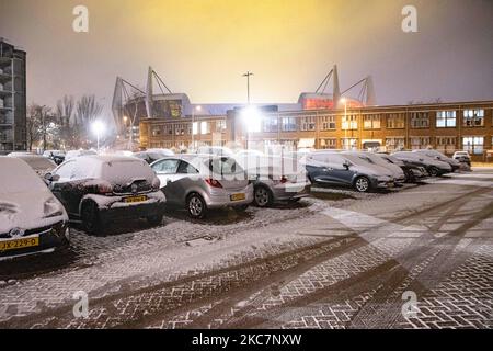 Véhicules enneigés devant le stade PSV Philips Stadion à Eindhoven pendant la nuit. Photographie de nuit longue exposition des images enneigées et illuminées avec les lumières de la ville centre d'Eindhoven après la chute de neige. La vie quotidienne aux pays-Bas avec la première chute de neige de l'année couvrant presque tout le temps froid montre la température inférieure à zéro. L'état froid avec la neige et la glace a changé rapidement selon les prévisions, l'état de gel ne durera pas plus d'une journée. Eindhoven, pays-Bas sur 16 janvier 2020 (photo de Nicolas Economou/NurPhoto) Banque D'Images