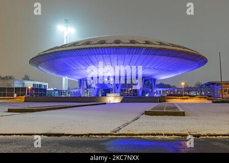 Bâtiment illuminé pendant les chutes de neige appelé Evoluon, un centre de conférence et ancien musée des sciences érigé par la société d'électronique et d'électricité Philips. Photographie de nuit longue exposition des images enneigées et illuminées avec les lumières de la ville centre d'Eindhoven après la chute de neige. La vie quotidienne aux pays-Bas avec la première chute de neige de l'année couvrant presque tout le temps froid montre la température inférieure à zéro. L'état froid avec la neige et la glace a changé rapidement selon les prévisions, l'état de gel ne durera pas plus d'une journée. Eindhoven, pays-Bas sur 16 janvier, Banque D'Images