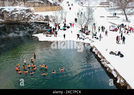 Une vue aérienne sur les nageurs hivernaux qui plongent dans l'eau froide du lac de Zakrzowek, une ancienne carrière de calcaire située près du centre-ville de Cracovie, en Pologne, sur 17 janvier 2021. Les restrictions introduites en Pologne en raison de la pandémie du coronavirus ont entraîné la fermeture des piscines publiques, des salles de gym et d'autres centres sportifs. Les fans d'activités physiques qui veulent renforcer leur corps et leur système immunitaire sont de plus en plus disposés à prendre un bain d'hiver dans des réservoirs d'eau froide naturelle. La natation d'hiver est devenue extrêmement populaire parmi les Polonais de tous âges. (Photo de Beata Zawrzel/Nur Banque D'Images