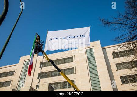 Vue sur l'usine historique de la FIAT à Turin, en Italie, sur 18 janvier 2021. L'usine historique FIAT de Mirafiori présente le nouveau logo le premier jour sur le marché boursier de Stellantis la société multinationale de fabrication automobile résultant de la fusion du constructeur automobile français Groupe PSA et du constructeur automobile italien-américain Fiat Chrysler automobiles. Le groupe comprend 14 marques : Abarth, Alfa Romeo, Chrysler, Citroën, Dodge, DS, Fiat, Jeep, Lancia, Maserati, Opel, Peugeot, RAM et Vauxhall. (Photo de Mauro Ujetto/NurPhoto) Banque D'Images