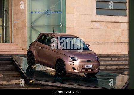 Vue sur l'usine historique de la FIAT à Turin, en Italie, sur 18 janvier 2021. L'usine historique FIAT de Mirafiori présente le nouveau logo le premier jour sur le marché boursier de Stellantis la société multinationale de fabrication automobile résultant de la fusion du constructeur automobile français Groupe PSA et du constructeur automobile italien-américain Fiat Chrysler automobiles. Le groupe comprend 14 marques : Abarth, Alfa Romeo, Chrysler, Citroën, Dodge, DS, Fiat, Jeep, Lancia, Maserati, Opel, Peugeot, RAM et Vauxhall. (Photo de Mauro Ujetto/NurPhoto) Banque D'Images