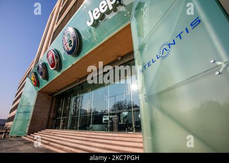 Vue sur l'usine historique de la FIAT à Turin, en Italie, sur 18 janvier 2021. L'usine historique FIAT de Mirafiori présente le nouveau logo le premier jour sur le marché boursier de Stellantis la société multinationale de fabrication automobile résultant de la fusion du constructeur automobile français Groupe PSA et du constructeur automobile italien-américain Fiat Chrysler automobiles. Le groupe comprend 14 marques : Abarth, Alfa Romeo, Chrysler, Citroën, Dodge, DS, Fiat, Jeep, Lancia, Maserati, Opel, Peugeot, RAM et Vauxhall. (Photo de Mauro Ujetto/NurPhoto) Banque D'Images