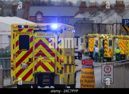 Une ambulance arrive au département A et E de l'hôpital universitaire Mater Misericordiae de Dublin, pendant le troisième confinement national de l'Irlande. Le service de santé de l'Irlande est potentiellement confronté à la semaine la plus difficile de son histoire, le nombre de patients Covid-19 nécessitant un traitement intensif ayant fortement augmenté depuis la fin du mois de décembre. Le ministère de la Santé a signalé ce soir que 1 975 patients Covid-19 étaient hospitalisés pour le virus dans tout le pays, dont 200 en soins intensifs. Le lundi 18 janvier 2021, à Dublin, Irlande. (Photo par Artur Widak/NurPhoto) Banque D'Images