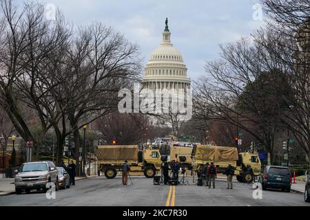 Les soldats de la Garde nationale se voient délivrer leurs M4 fusils et munitions sur le front est du Capitole des États-Unis, à 18 janvier 2021, à Washington, DC. Après les émeutes de la semaine dernière au Capitole des États-Unis, le FBI a mis en garde contre d'autres menaces dans la capitale nationale et dans les 50 États. Selon les rapports, jusqu'à 25 000 soldats de la Garde nationale gardera la ville pendant que les préparatifs sont faits pour l'inauguration du président élu Joe Biden en tant que président américain de 46th. (Photo de John Nacion/NurPhoto) Banque D'Images