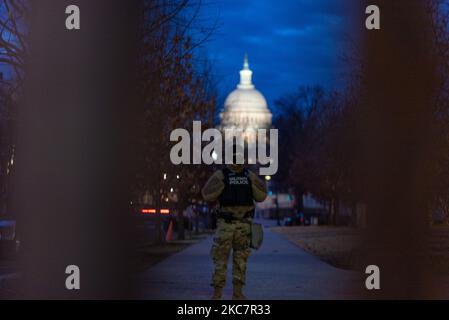 Les soldats de la Garde nationale se voient délivrer leurs M4 fusils et munitions sur le front est du Capitole des États-Unis, à 18 janvier 2021, à Washington, DC. Après les émeutes de la semaine dernière au Capitole des États-Unis, le FBI a mis en garde contre d'autres menaces dans la capitale nationale et dans les 50 États. Selon les rapports, jusqu'à 25 000 soldats de la Garde nationale gardera la ville pendant que les préparatifs sont faits pour l'inauguration du président élu Joe Biden en tant que président américain de 46th. (Photo de John Nacion/NurPhoto) Banque D'Images