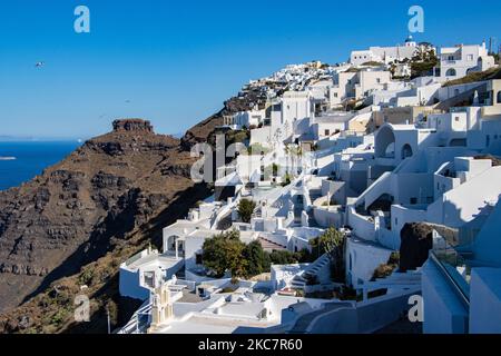 Vue panoramique sur Thera et Imerovigli de l'île volcanique de Santorini dans les Cyclades - mer Egée. L'île grecque méditerranéenne est l'une des plus célèbres au monde, connue pour l'architecture traditionnelle des bâtiments blanchis à la chaux comme les maisons, les hôtels et les chappels, les piscines au bord de la falaise et un coucher de soleil chaud. L'une des destinations de voyage les plus prisées de cette année a été touchée par la pandémie du coronavirus Covid-19, les règles de confinement et de restriction des voyages comme la quarantaine pour les touristes et les mesures de sécurité. Il y a aussi une interdiction de la circulation pendant longtemps en Grèce qui a conduit au déclin de l'econom local Banque D'Images