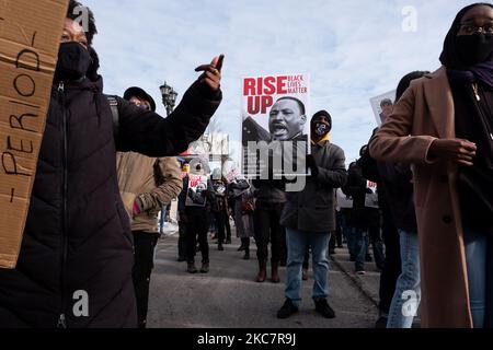 Black Lives Matter des manifestants défilent sur l'avenue de l'université St Paul en l'honneur de Martin King Luther Jr. Day. 18 janvier 2021. (Photo de Tim Evans/NurPhoto) Banque D'Images