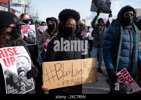 Black Lives Matter des manifestants défilent sur l'avenue de l'université St Paul en l'honneur de Martin King Luther Jr. Day. 18 janvier 2021. (Photo de Tim Evans/NurPhoto) Banque D'Images