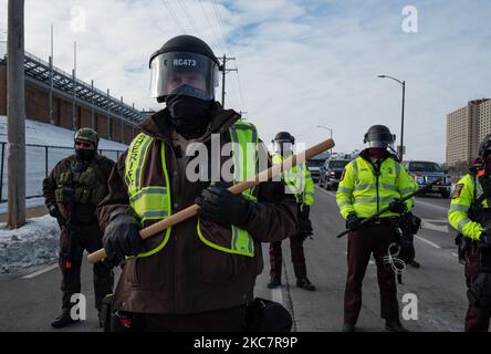 Les officiers de la patrouille d'État se trouvent devant une sortie d'autoroute à Saint-Paul pour bloquer les marcheurs lors de la journée Martin Luther King Jr. 18 janvier 2021. (Photo de Tim Evans/NurPhoto) Banque D'Images